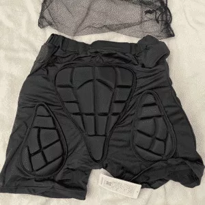 Empfangen Snowboarding Shorts mit Aufprallschutz und Knieschutz vom Kunden P****e